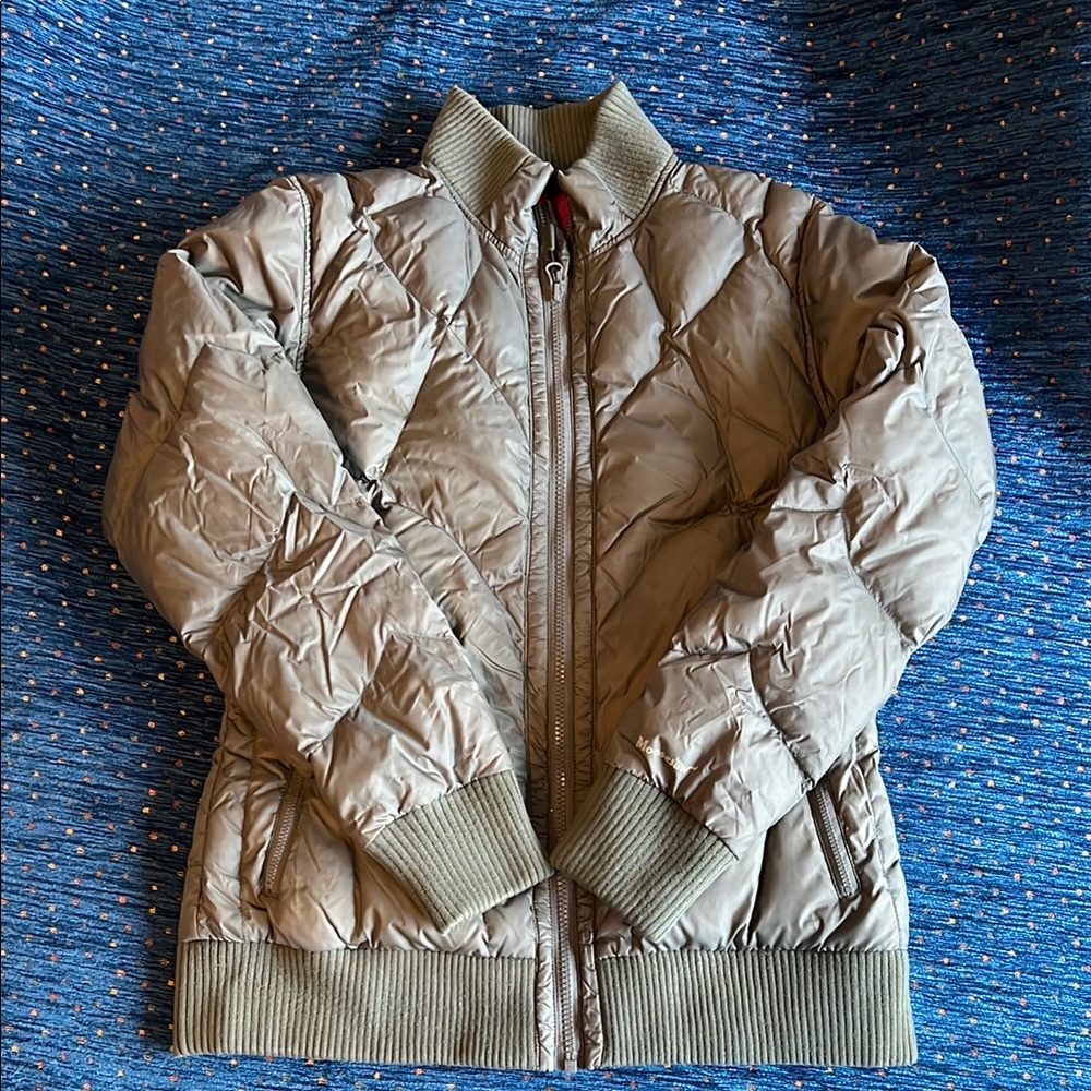 Moosejaw Quilted Gray goose down Jacket size medium magenta interior
